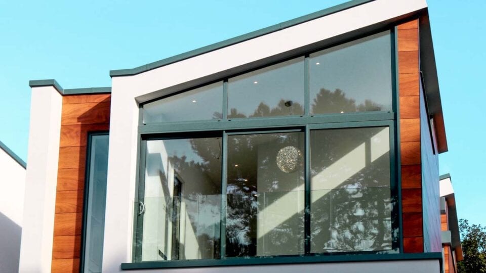 husfasad med aluminiumfönster