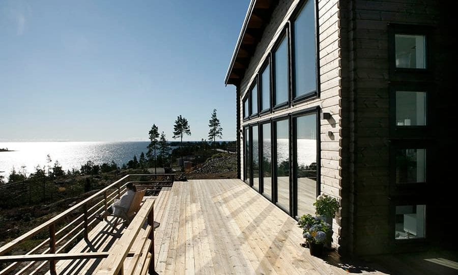 fasad med aluminumfönster