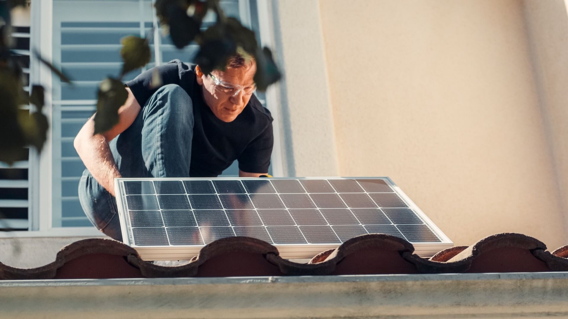 man som installerarsolceller